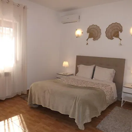 Near 4 Bedrooms With Pool!